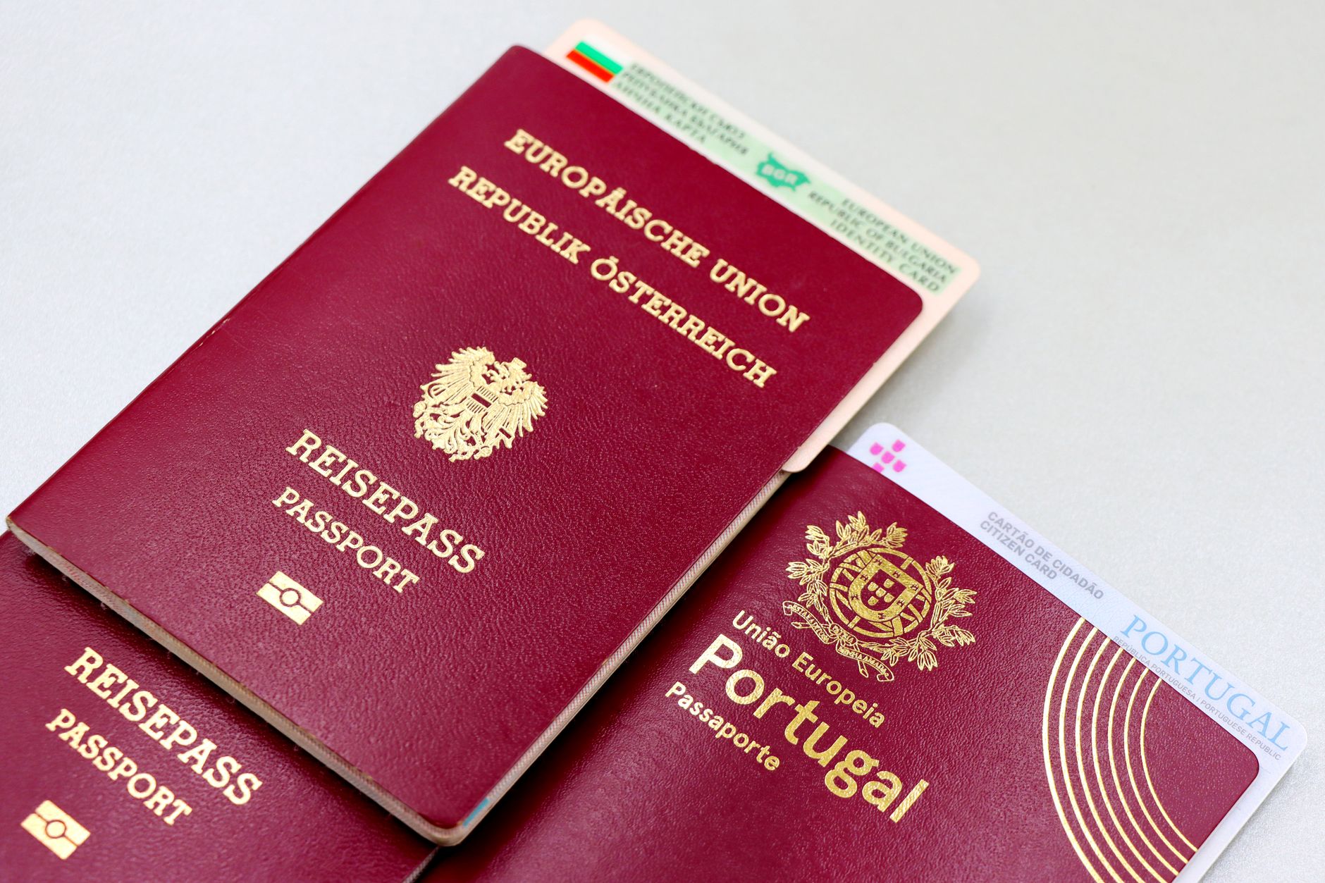 Passaporte e documentos de viagem organizados sobre a mesa