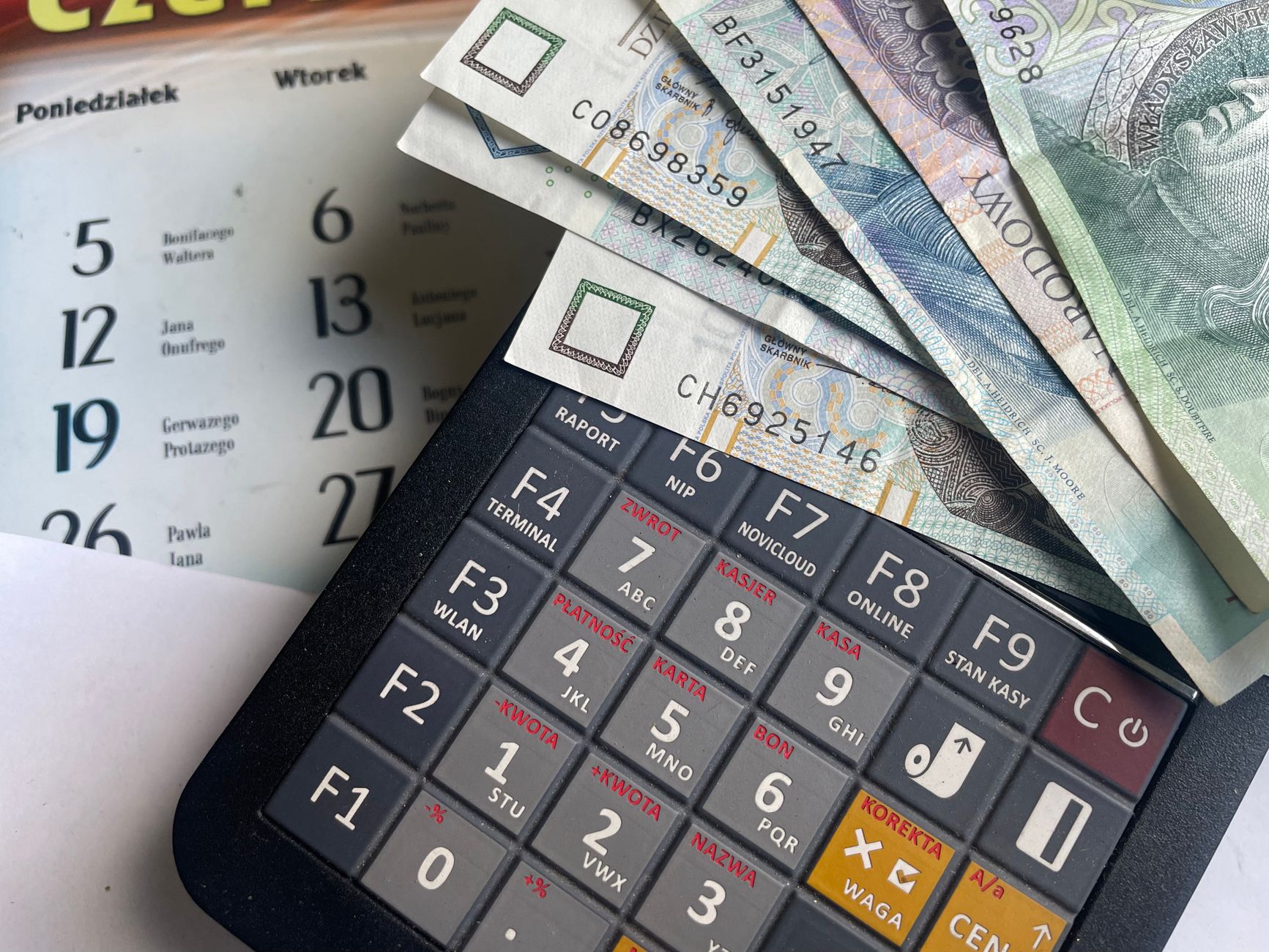 Calculadora e dinheiro representando o orçamento de uma viagem